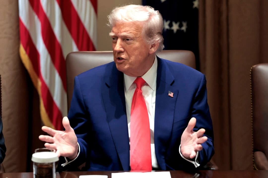 El presidente Donald Trump pronuncia unas palabras durante una reunión del Gabinete en la Casa Blanca el 10 de abril de 2025. (Anna Moneymaker/Getty Images)