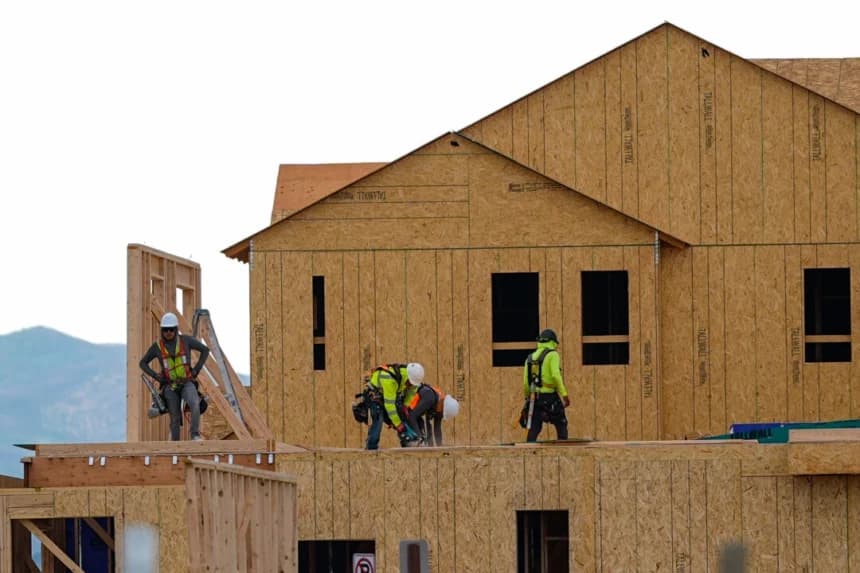 Trabajadores construyen nuevas viviendas en un desarrollo en Loveland, Colorado, el 25 de junio de 2024. (David Zalubowski/AP Photo.)