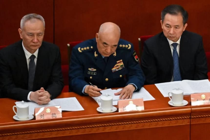 (De izquierda a derecha) El viceprimer ministro de China, Liu He; el vicepresidente de la Comisión Militar Central de China, Xu Qiliang; y el miembro del Buró Político del Comité Central del PCCh, Li Ganjie, asisten a la ceremonia de apertura de la Conferencia Consultiva Política del Pueblo Chino (CCPPCh) en el Gran Salón del Pueblo en Pekín, el 4 de marzo de 2023. (Noel Celis/AFP vía Getty Images)