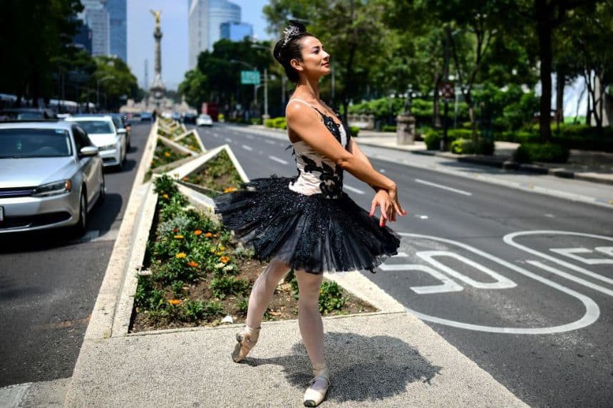 Miembros de la compañía de danza "Ardentia" esperan su presentación en la Avenida Reforma, Ciudad de México, el 8 de septiembre de 2018, durante una actividad para difundir la danza clásica fuera de los teatros clásicos. (RONALDO SCHEMIDT/AFP vía Getty Images)