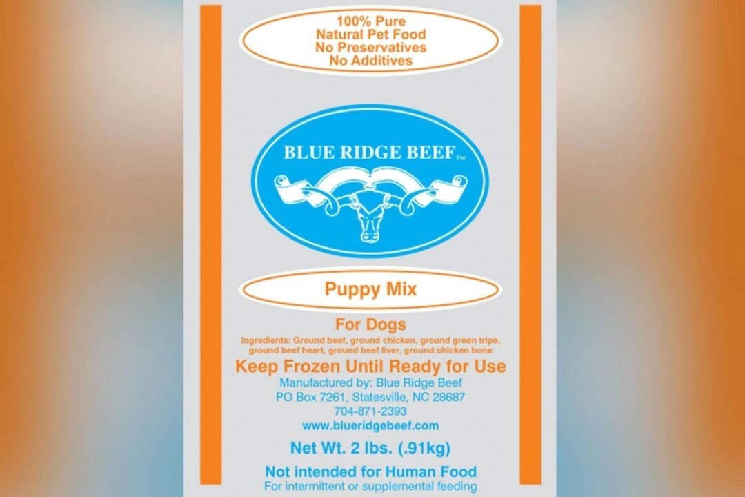 Una imagen de la mezcla para cachorros de Blue Ridge Beef retirada. (Cortesía de la FDA).