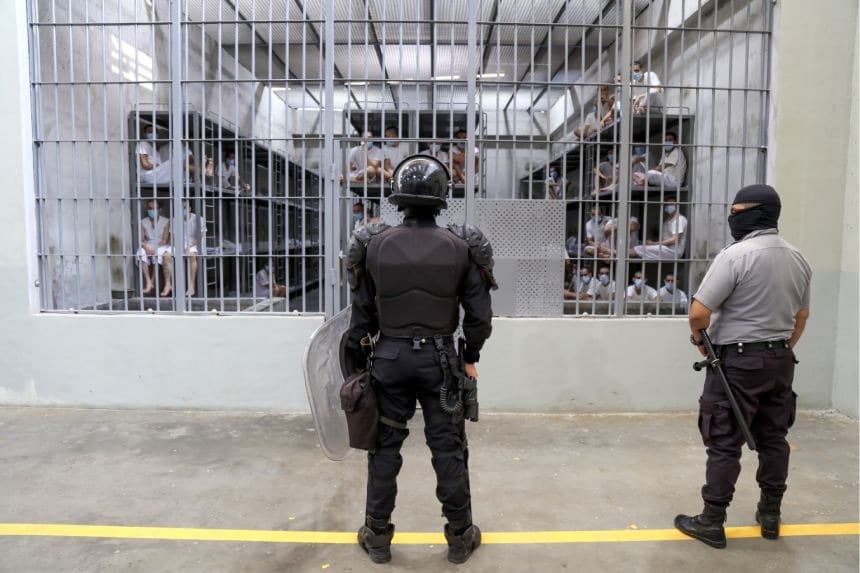 Oficiales penitenciarios custodian a miembros de una banda en una celda de máxima seguridad del CECOT (Centro de Internamiento Obligatorio de Terroristas) en Tecoluca, San Vicente, El Salvador, el 4 de abril de 2025. (Alex Peña/Getty Images).