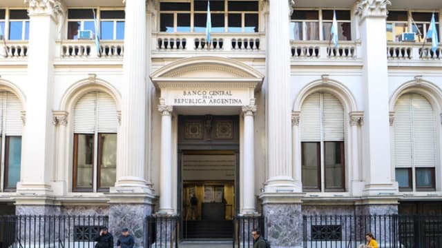 Argentina abre el cepo cambiario tras 14 años de trabas para comprar dólares