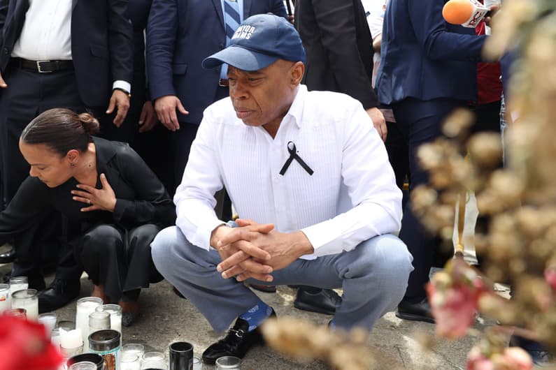 El alcalde de Nueva York, Eric Adams, observa un homenaje a las víctimas del derrumbe del techo de la discoteca Jet Set, este lunes en Santo Domingo, República Dominicana. (EFE/Orlando Barría)