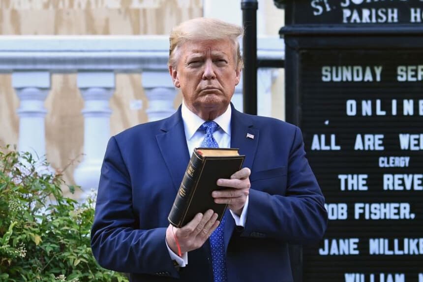 El presidente de EE. UU., Donald Trump, sostiene una Biblia frente a la iglesia episcopal de San Juan, en el parque Lafayette de Washington, D. C., el 1 de junio de 2020. (BRENDAN SMIALOWSKI/AFP a través de Getty Images)