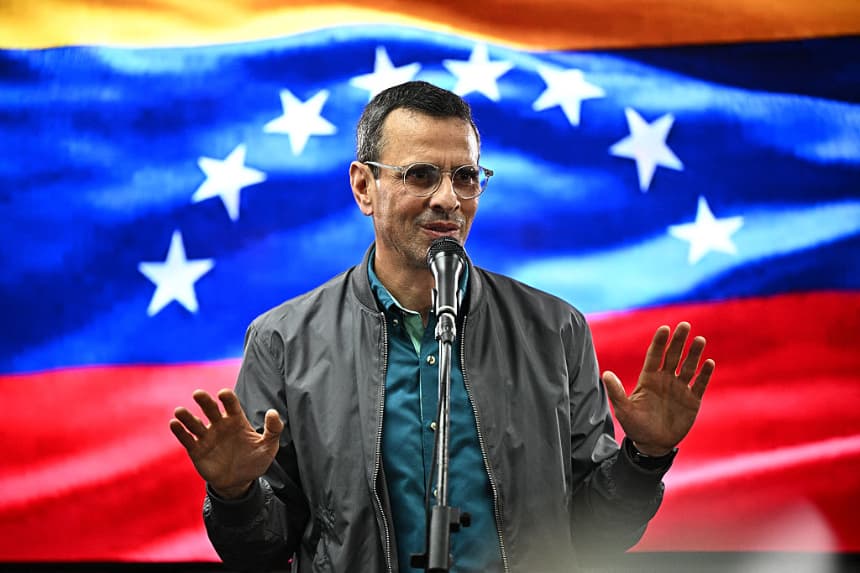 El líder opositor venezolano Henrique Capriles Radonski habló durante una reunión para lanzar una nueva alianza opositora llamada "DECIDE" (Defensa Ciudadana de la Democracia) en la Universidad Central de Venezuela en Caracas el 2 de abril de 2025. (Federico Parra/AFP vía Getty Images)
