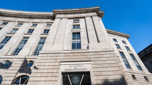 DHS revoca protección temporal para afganos y cameruneses en EE. UU.