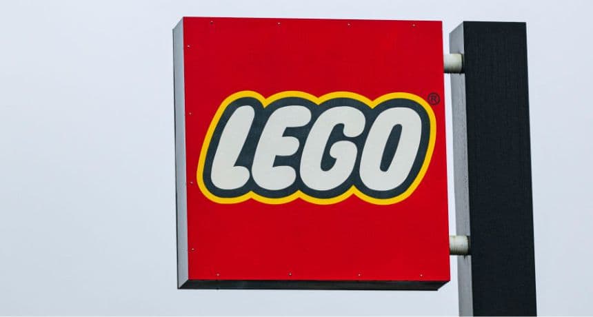 El logotipo de LEGO se muestra en la entrada de LEGOLAND el 29 de noviembre de 2022 en Billund, Dinamarca. (Jonathan NACKSTRAND/AFP vía Getty Images)