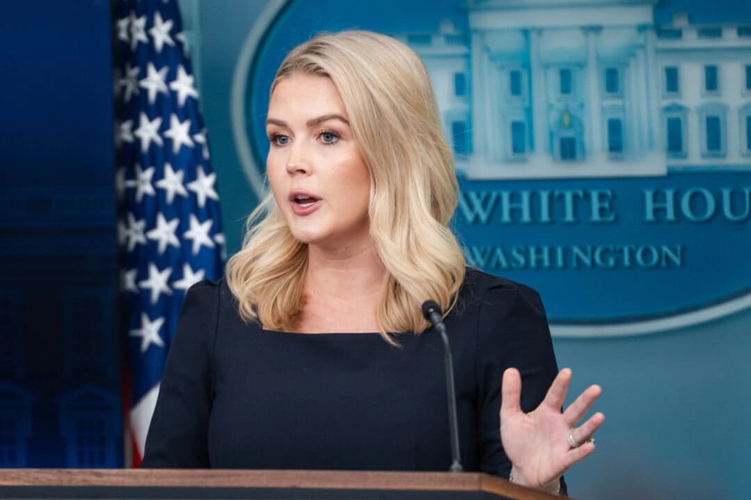 La secretaria de prensa de la Casa Blanca, Karoline Leavitt, habla durante una conferencia de prensa en la Casa Blanca en Washington el 15 de abril de 2025. (Madalina Vasiliu/The Epoch Times)