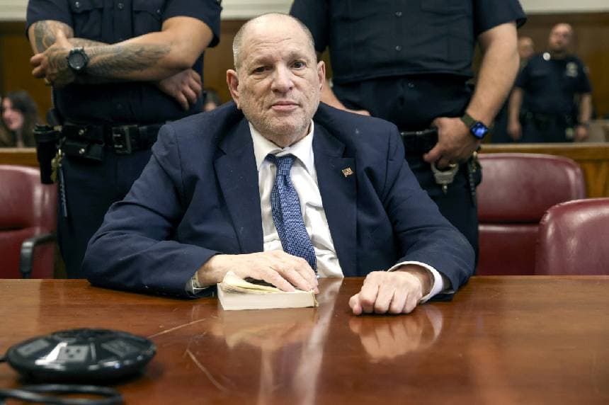 El exproductor de cine Harvey Weinstein comparece ante la corte cuando comienza la selección del jurado en su nuevo juicio en la corte Penal de Manhattan, en Nueva York, el 15 de abril de 2025. (Sarah Yenesel-Pool/Getty Images).