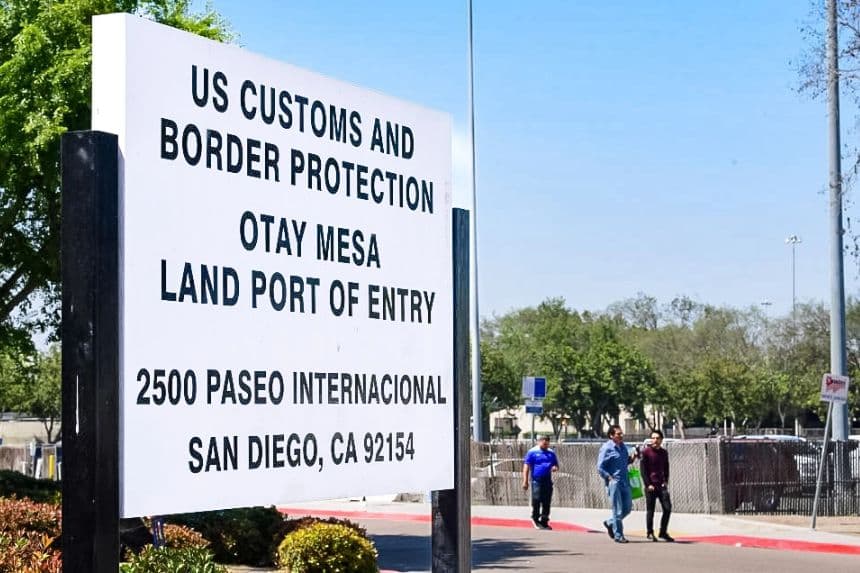 Personas entran a Estados Unidos en la frontera con México en San Diego el 8 de junio de 2019. (Frederic J. Brown/AFP vía Getty Images)