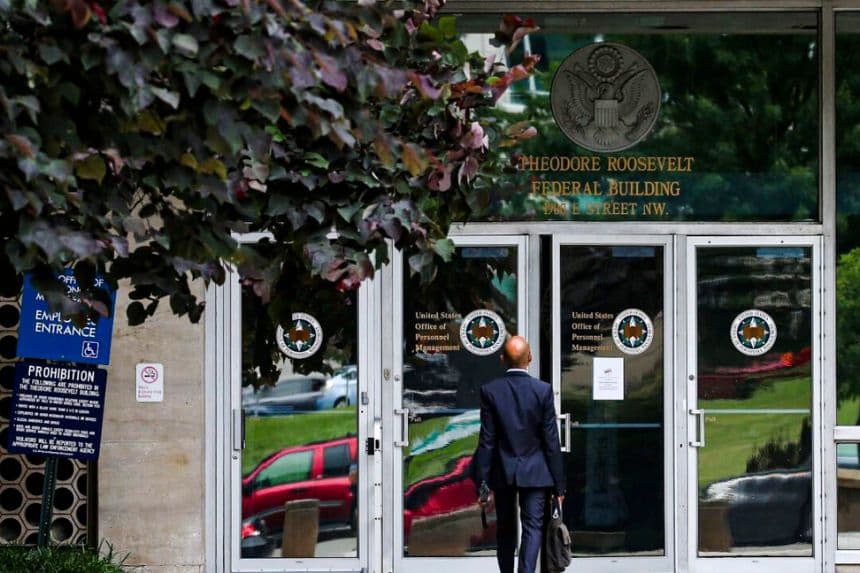 La entrada del Edificio Federal Theodore Roosevelt que alberga la sede de la Oficina de Administración de Personal en Washington el 5 de junio de 2021. (Mark Wilson/Getty Images)