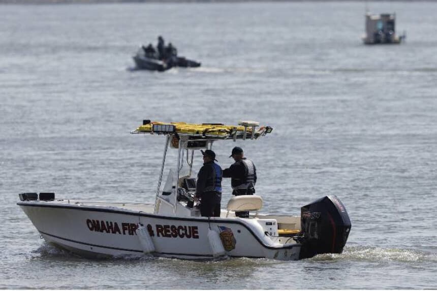 Los equipos de emergencia buscan en el río Misuri, cerca del parque N.P. Dodge, el miércoles 16 de abril de 2025, en Omaha, Nebraska. Los equipos de emergencia buscan a dos jóvenes de 18 años y una niña de 11 desaparecidos en el río Misuri.( Nikos Frazier/Omaha World-Herald vía AP).