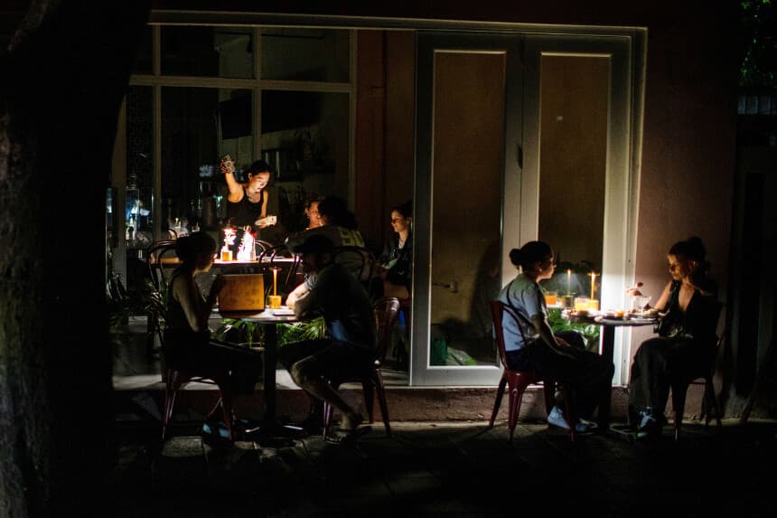 La gente cena en el restaurante chino Santurce durante un apagón masivo que afectó a toda la isla de San Juan, Puerto Rico, el 16 de abril de 2025. (José Jiménez/Getty Image).