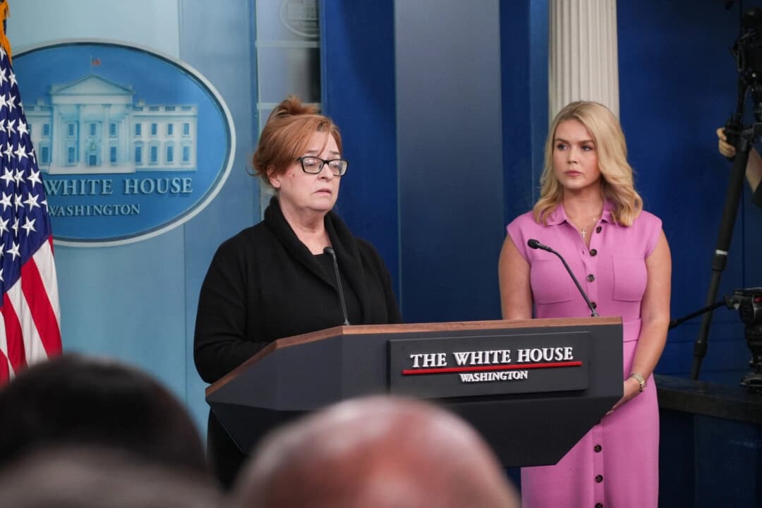 Patty Morin, madre de Rachel Morin, una madre de cinco hijos de Maryland que fue asesinada en agosto de 2023 por un inmigrante ilegal, habla durante una conferencia de prensa en la Casa Blanca en Washington, el 16 de abril de 2025. (Madalina Vasiliu/The Epoch Times)