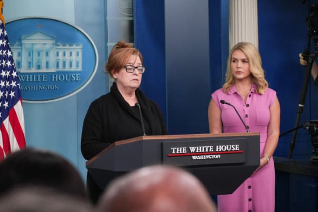 La madre de una mujer asesinada por un inmigrante ilegal habla en una conferencia de prensa en la Casa Blanca