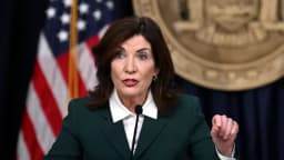 La gobernadora de Nueva York firma proyectos de ley para mantener las vacunas obligatorias