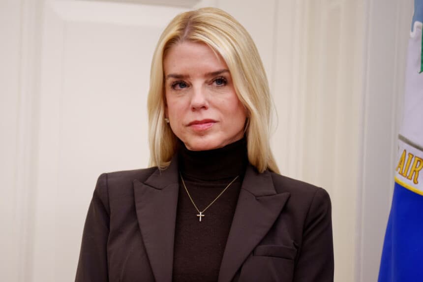 La fiscal general Pam Bondi escucha al presidente de los Estados Unidos Donald Trump tras la toma de posesión de Tulsi Gabbard como directora de Inteligencia Nacional en el Despacho Oval de la Casa Blanca el 12 de febrero de 2025 en Washington, D.C. (Andrew Harnik/Getty Images)