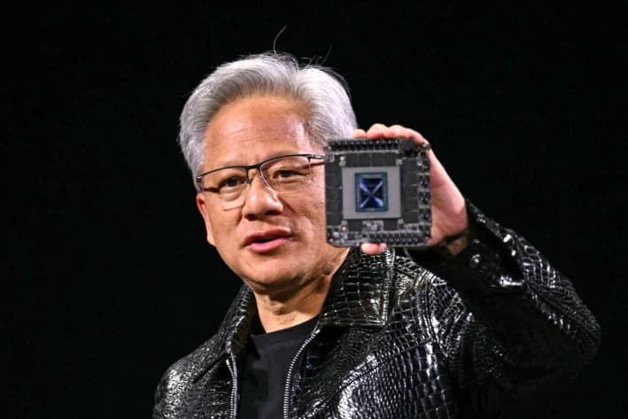 CEO de Nvidia visita China tras restricciones del gobierno de Trump a la venta de chips para IA