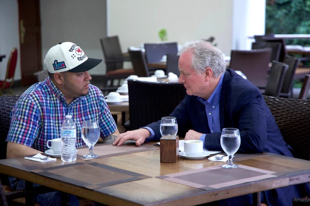 El senador Chris Van Hollen (D-Md) habla con Kilmar Abrego García en el restaurante de un hotel en San Salvador, El Salvador, el 17 de abril de 2025. (Oficina de Prensa del senador Van Hollen, vía AP)