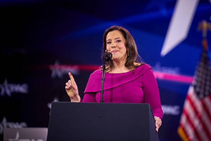 La representante Elise Stefanik (R- NY) en la conferencia anual CPAC DC celebrada en el Gaylord National Resort de Oxon Hill, Maryland, el 22 de febrero de 2025. (Dominic Gwinn/Middle East Images vía AFP vía Getty Images).