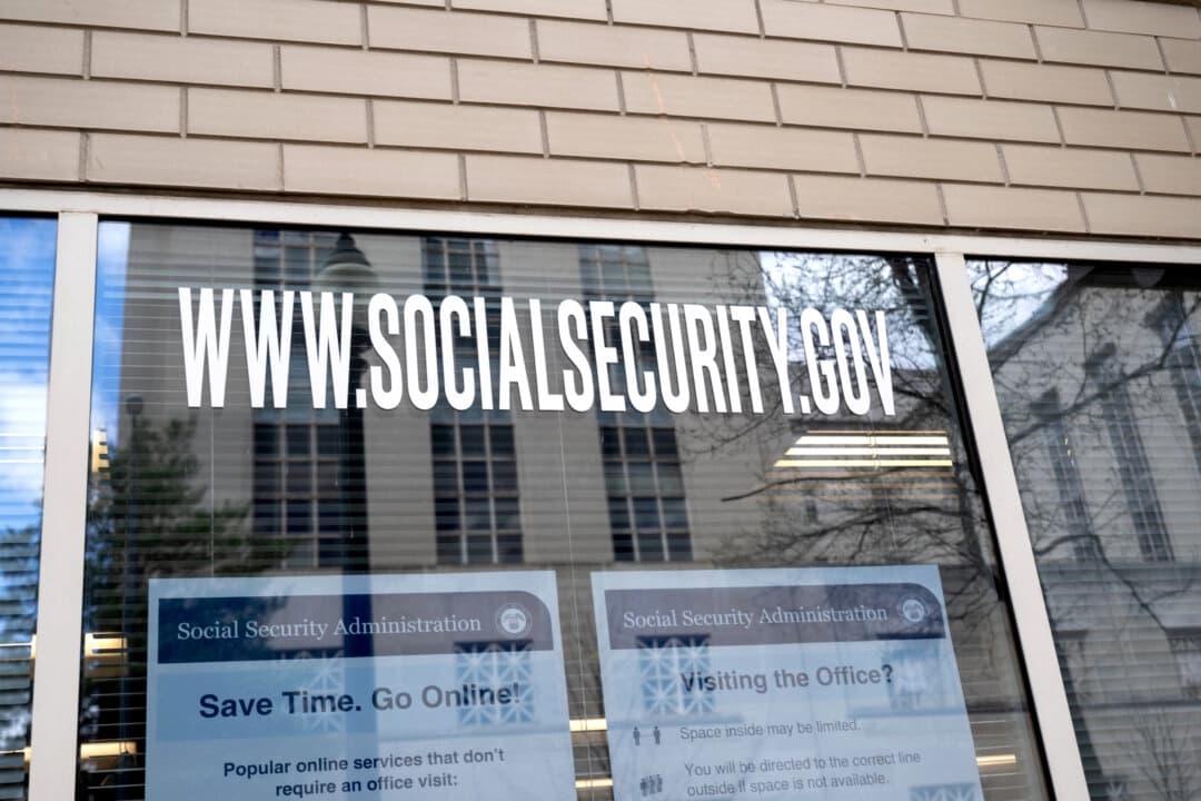 Una oficina de la Administración del Seguro Social (SSA) en Washington, D.C., el 26 de marzo de 2025. Según se informa, el Departamento de Eficiencia Gubernamental (DOGE) tiene como objetivo reformar y reducir el tamaño de la SSA con el cierre de oficinas, recortes en los servicios telefónicos y nuevas normas que exigen la visita presencial de algunos posibles beneficiarios para registrarse. (Foto de SAUL LOEB / AFP).