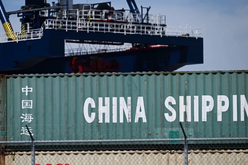 Un contenedor de carga de China Shipping se encuentra apilado en el Puerto de Long Beach, en Long Beach, California, el 10 de abril de 2025. (Patrick Fallon/AFP vía Getty Images)