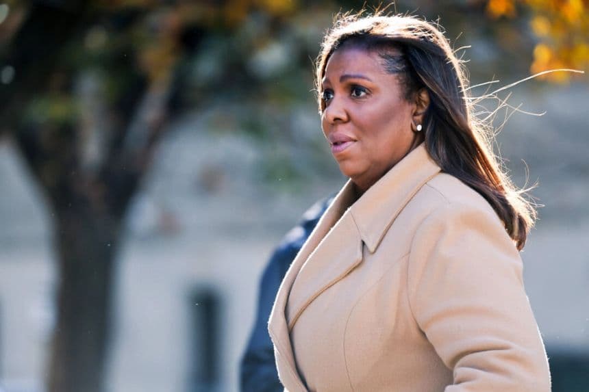 La fiscal general de Nueva York, Letitia James, llega para el juicio por fraude civil del expresidente Donald Trump en la Corte Suprema del Estado de Nueva York en la ciudad de Nueva York el 8 de noviembre de 2023. (Spencer Platt/Getty Images)