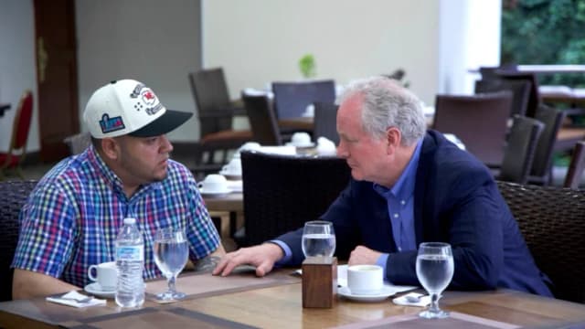 Van Hollen, senador de Maryland, describe su reunión con Abrego García en El Salvador