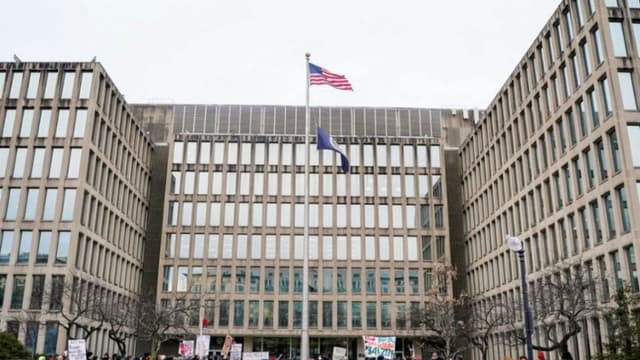 Trump sigue adelante con su plan para facilitar el despido de algunos empleados federales