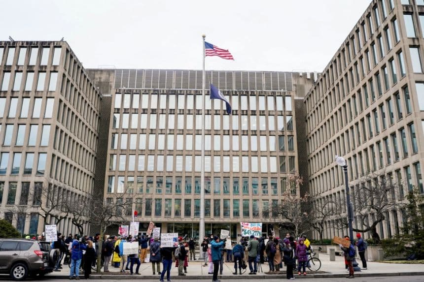 Manifestantes frente a la Oficina de Administración de Personal de EE.UU. en Washington el 5 de febrero de 2025. (Nathan Howard/Reuters)