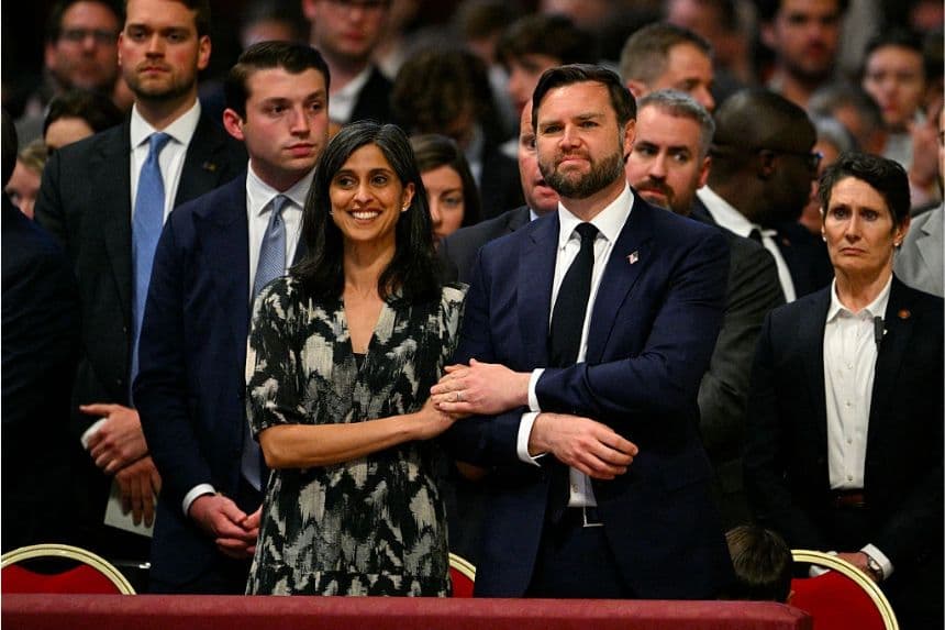 El vicepresidente estadounidense JD Vance y su esposa Usha Vance asisten a la celebración de la Pasión del Señor el Viernes Santo como parte de la Semana Santa, en la Basílica de San Pedro en el Vaticano el 18 de abril de 2025. (Andreas Solaro/AFP vía Getty Images)