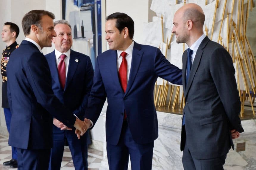 El presidente de Francia, Emmanuel Macron (I), estrecha la mano del secretario de Estado estadounidense, Marco Rubio (2R), junto al enviado especial de Estados Unidos, Steve Witkoff (C), y el ministro francés para Europa y Asuntos Exteriores, Jean-Noel Barrot, antes de una reunión en el palacio presidencial del Elíseo, en París, el 17 de abril de 2025. (Ludovic Marin/AFP vía Getty Images)