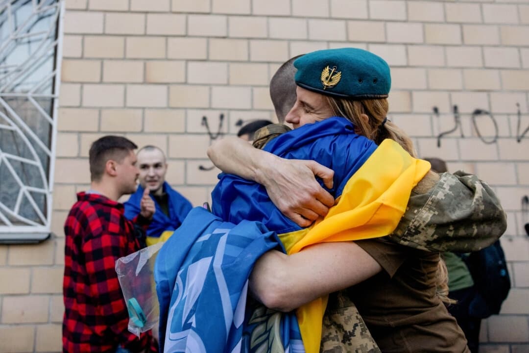 Un prisionero ucraniano liberado abraza a un familiar después de un intercambio en un lugar no revelado de Ucrania el 19 de abril de 2025. (Tetiana Dzhafarova / AFP a través de Getty Images)