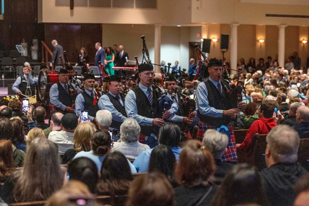 La banda Oklahoma Fire Pipes and Drums da comienzo al servicio conmemorativo del 30.º aniversario de las víctimas del atentado de Oklahoma City de 1995, en Oklahoma City, el 19 de abril de 2025. (Alonzo Adams/AP Photo)