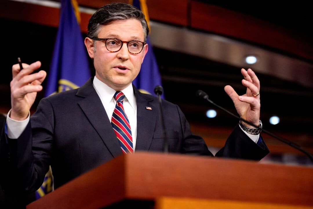 El presidente de la Cámara de Representantes, Mike Johnson (R-La.), habla durante una rueda de prensa tras una reunión del grupo parlamentario republicano en el Capitolio de Estados Unidos, en Washington, el 8 de abril de 2025. (Andrew Harnik/Getty Images)