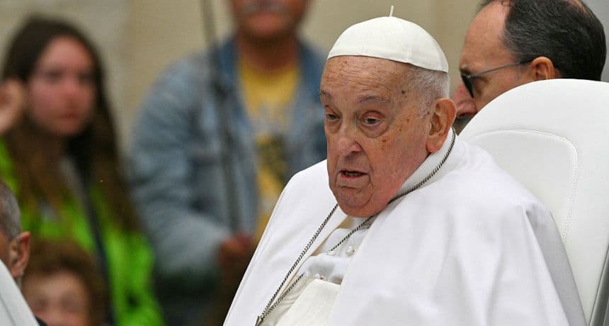 El papa Francisco saluda a la multitud desde el papamóvil tras la misa de Pascua, en la plaza de San Pedro del Vaticano, el domingo 20 de abril de 2025. (ANDREAS SOLARO/AFP a través de Getty Images)