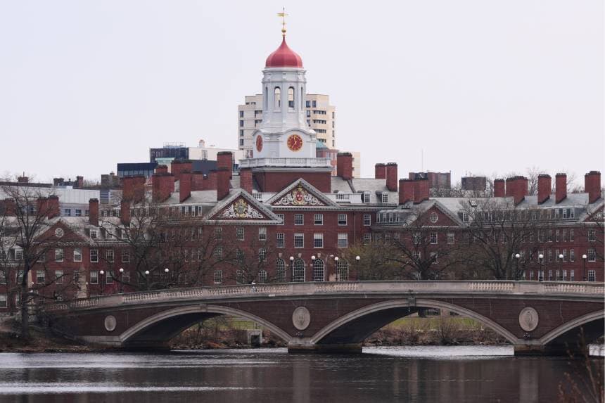 El agua fluye por el río Charles cerca de la Universidad de Harvard, al fondo, en Cambridge, Massachusetts, el 15 de abril de 2025. (Charles Krupa/AP Photo).