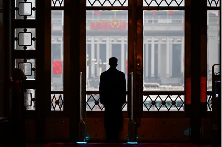 Un guardia de seguridad permanece en su puesto durante la sesión inaugural de la Asamblea Popular Nacional (APN) en el Gran Salón del Pueblo, en Beijing, el 5 de marzo de 2024. (Foto de WANG Zhao / AFP) a través de Getty Images).