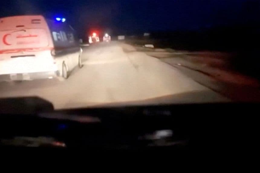 Una captura de pantalla tomada de un vídeo publicado por la Media Luna Roja Palestina y obtenida del teléfono móvil de un paramédico muerto, muestra los últimos momentos durante el incidente en el que murieron trabajadores humanitarios por fuego israelí, según la Media Luna Roja Palestina, en el sur de la Franja de Gaza, el 23 de marzo de 2025. (Media Luna Roja Palestina/Handout via Reuters/File Photo)