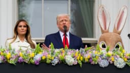 Trump y Melania organizan la tradicional carrera de huevos de pascua en la Casa Blanca