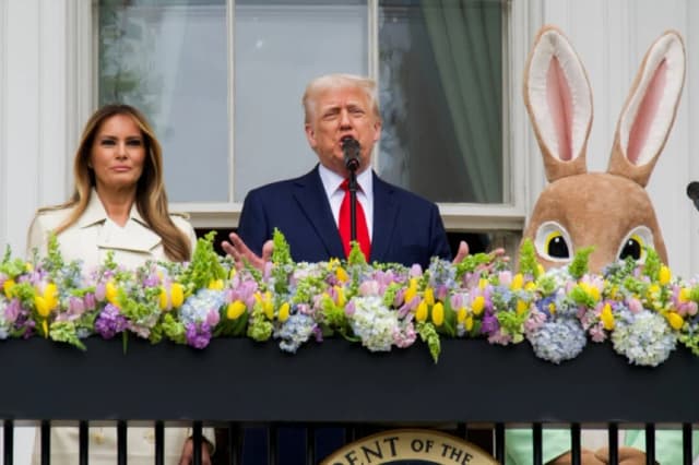 Trump y Melania organizan la tradicional carrera de huevos de pascua en la Casa Blanca