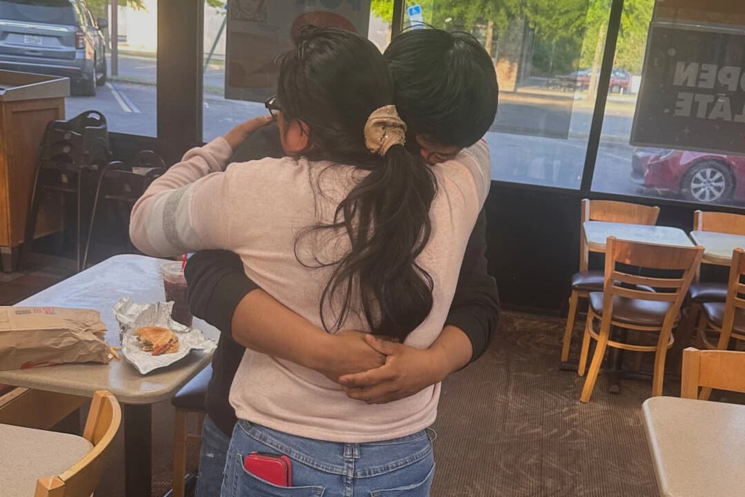 Juan Carlos López Gómez abraza a su madre en Tallahassee, Florida, tras ser puesto en libertad el 17 de abril de 2025. (Thomas Kennedy vía AP)