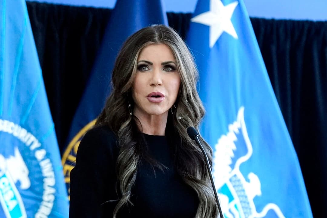 La Secretaria de Seguridad Nacional, Kristi Noem, habla en Washington en una foto de archivo. (Manuel Balce Ceneta/AFP vía Getty Images)