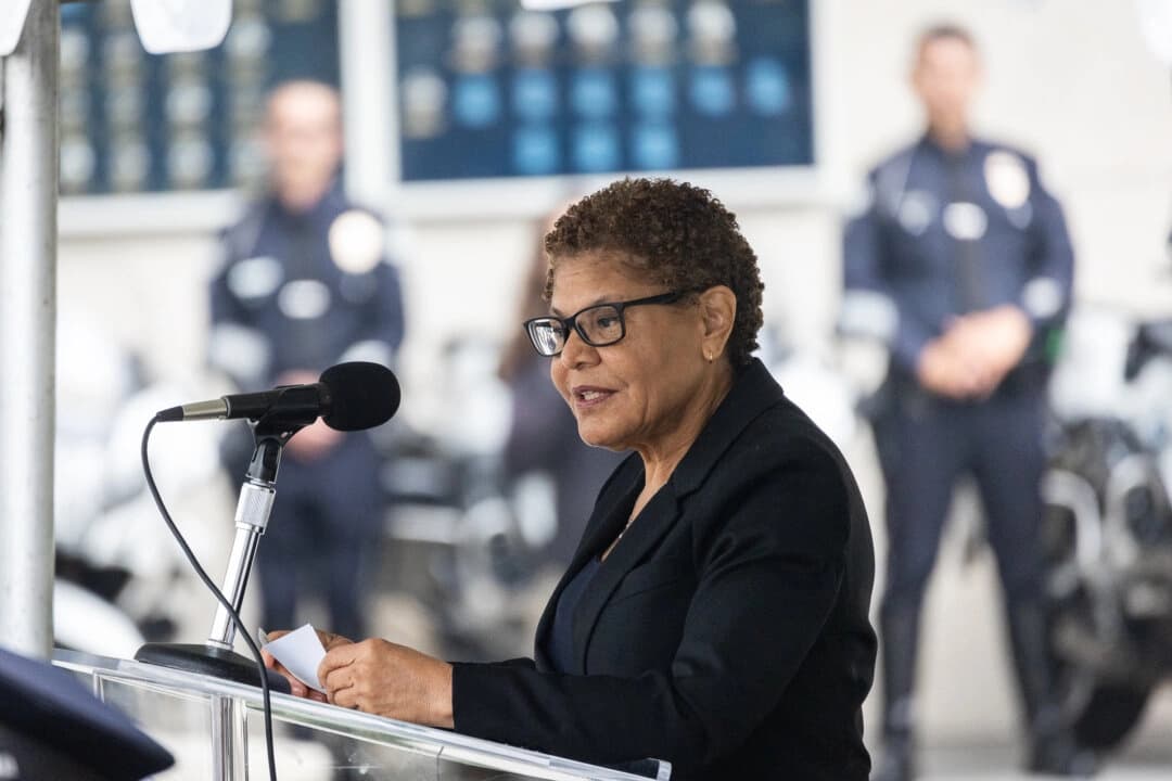 La alcaldesa de Los Ángeles, Karen Bass, habla en la sede de la policía de Los Ángeles el 28 de mayo de 2024. (John Fredricks/The Epoch Times).