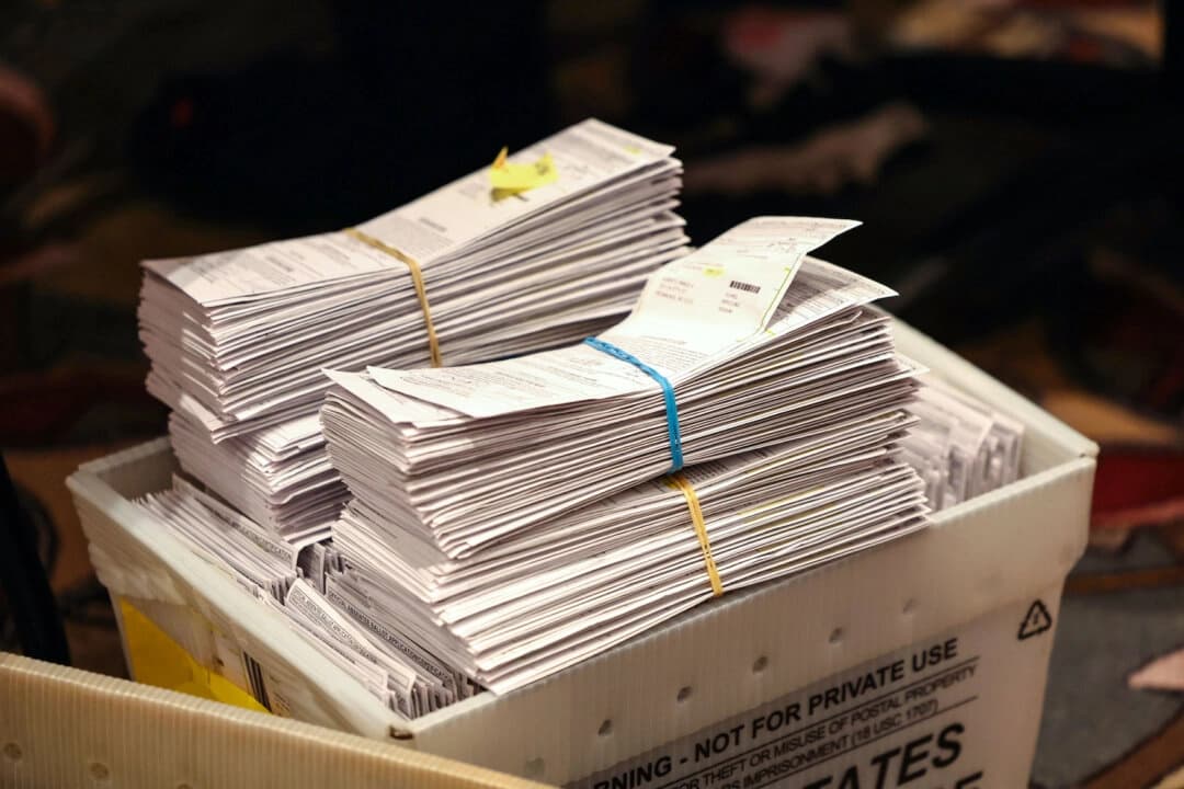 En una foto de archivo, se muestran las papeletas electorales mientras los trabajadores cuentan los votos por correo y los votos ausentes en persona. (Scott Olson/Getty Images)