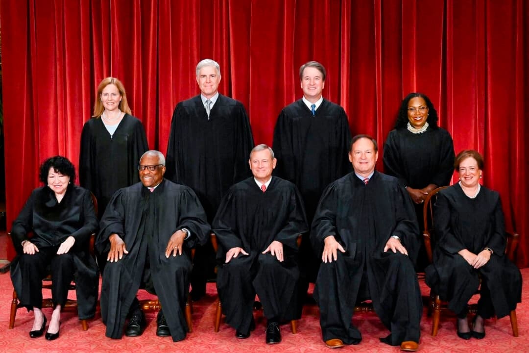 Los jueces del Tribunal Supremo de los Estados Unidos posan para la foto oficial en el Tribunal Supremo en Washington el 7 de octubre de 2022. (Olivier Douliery/AFP a través de Getty Images)