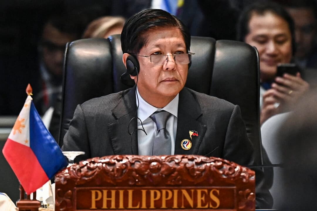 El presidente filipino Ferdinand Marcos Jr. asiste a la 25.ª Cumbre ASEAN-Corea del Sur durante las 44.ª y 45.ª Cumbres de la Asociación de Naciones del Sudeste Asiático (ASEAN) en Vientiane, Laos, el 10 de octubre de 2024. (Nhac Nguyen/AFP a través de Getty Images).