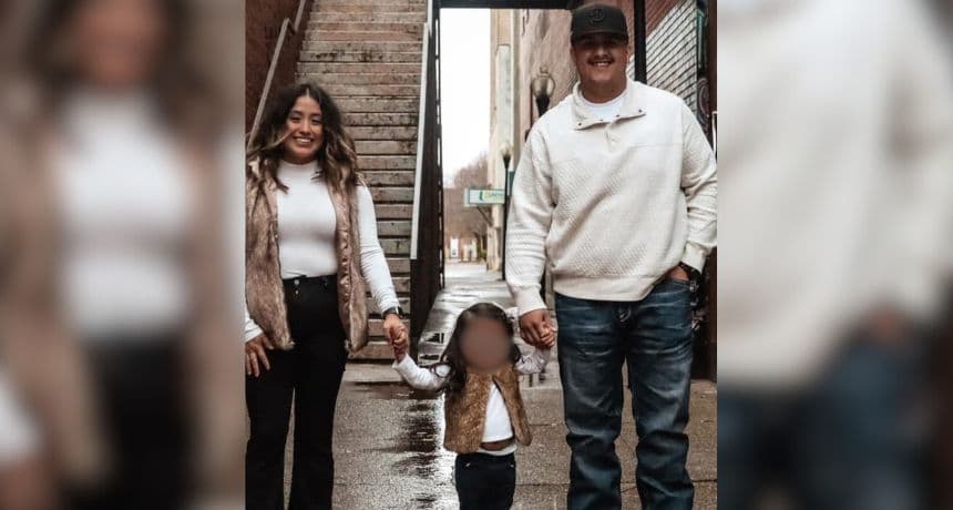 Una fotografía de archivo de la pequeña Evelynn Lopez (centro) con sus padres Gina Flores y Alberto López. (Crédito: GoFundMe)