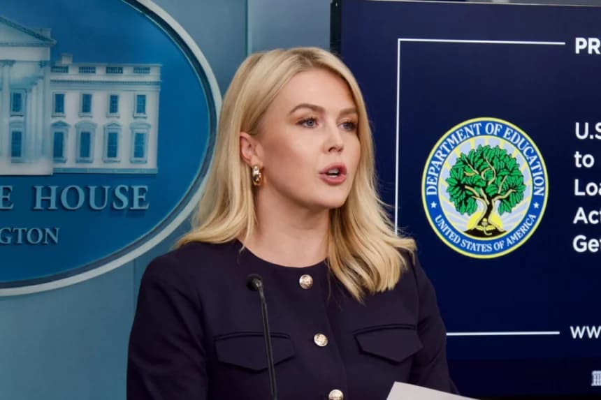 La secretaria de prensa de la Casa Blanca, Karoline Leavitt, se dirige a los reporteros en la sala de prensa de la Casa Blanca en Washington, el 22 de abril de 2025. (Travis Gillmore/The Epoch Times)